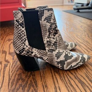 Qupid Black and Gray Snakeskin Ankle Booties 8.5